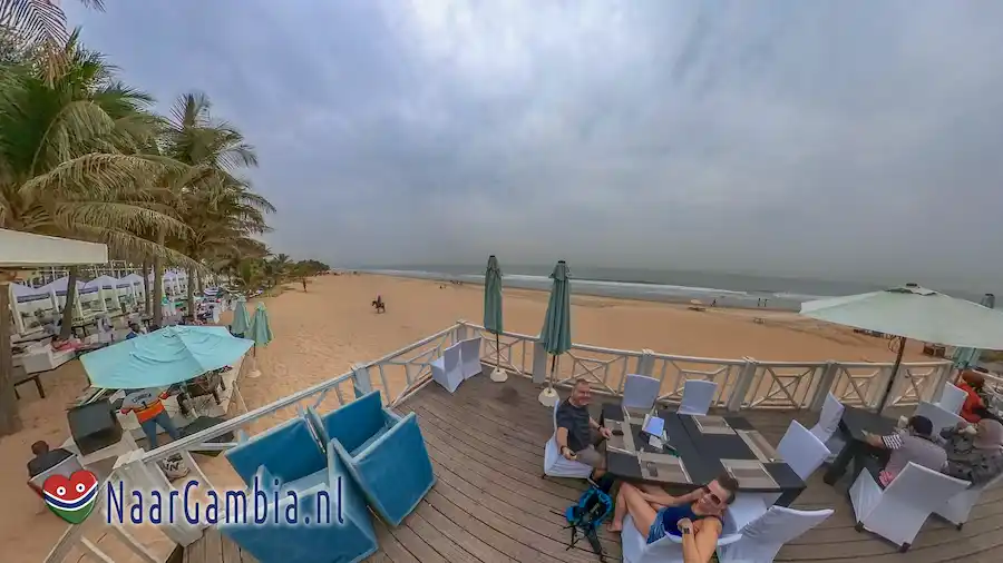 Genieten van de live muziek bij het strand.