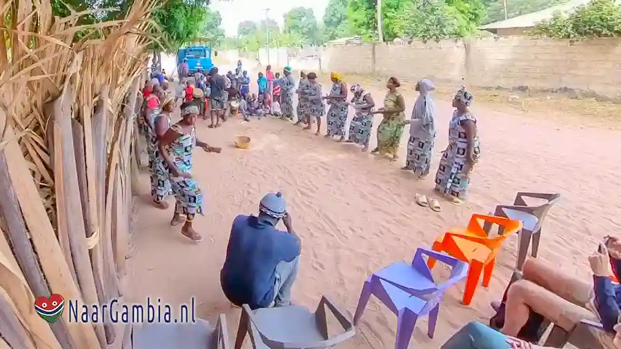 Culturele Mandinka dans langs de weg in Gambia.