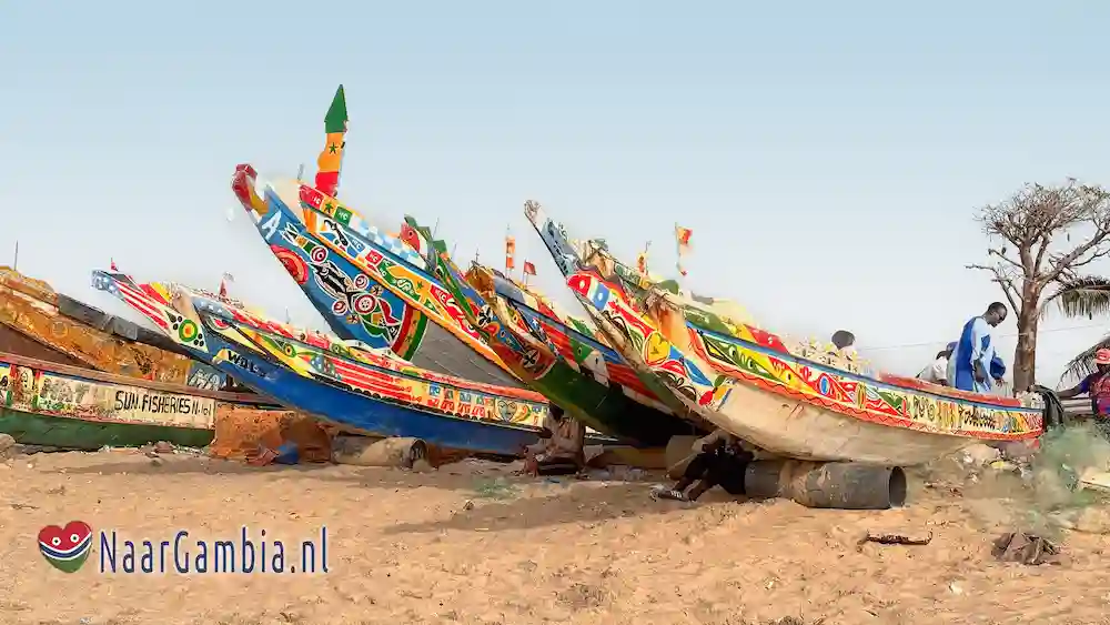 Vissersboten in Tanji, Gambia.